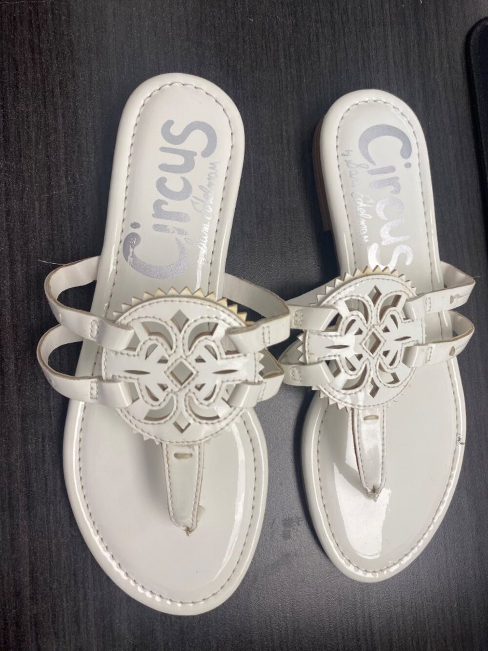 Circus by Sam Edelman Womens Carney Medallion Thong Sandal White Size 6 Defected